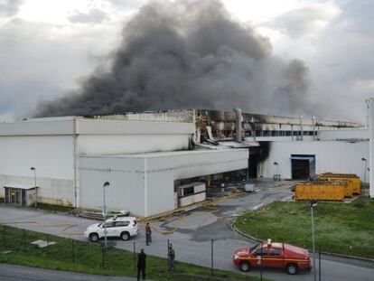 Imagen del incendio declarado en la planta de Aernnova, en Miñano (Vitoria).