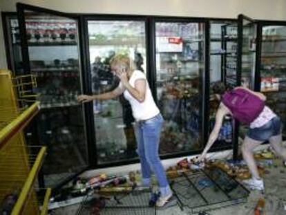 Varias personas observan los destrozos ocasionados en la estación de servicio Esso ubicada en AccesoTigre y ruta 202, de San Fernando, Buenos Aires (Argentina).EFE/Archivo