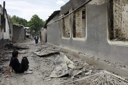 Ciudadanos uzbekos en una calle de la localidad de Vlksm, a unas 20 millas de Osh, donde ha regresado una tensa clama tras la violencia de los últimos días.