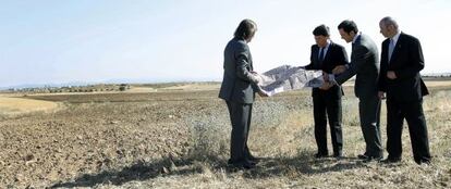 El presidente regional, durante la visita a las parcelas del futuro aeropuerto.