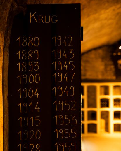 Pizarra con las añadas existentes en La Colección de las bodegas de Krug en
Reims.