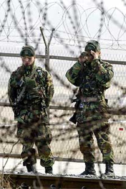 Soldados de Corea del Sur vigilan la línea de separación en Imjinkak.