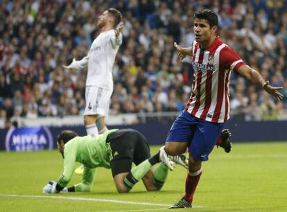 Diego Costa celebra su gol ante Diego López y Sergio Ramos.