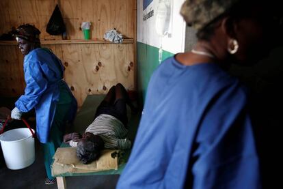 Una mujer es tratada en un centro de c&oacute;lera en Hait&iacute; tras el hurac&aacute;n Matthew 