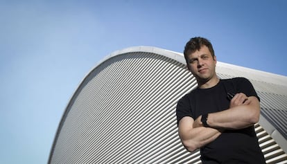 El arquitecto belga Xavier de Kestelier delante un pabell&oacute;n de Fira Barcelona