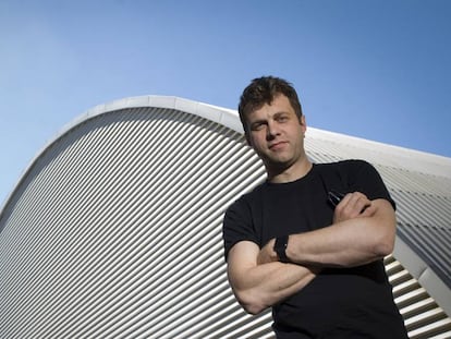 El arquitecto belga Xavier de Kestelier delante un pabellón de Fira Barcelona