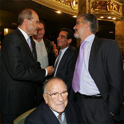 En la imagen, el presidente del Congreso, Manuel Marn, saluda al presidente de la Junta de Andaluca, Manuel Chaves. Muy cerca de ellos Santiago Carrillo, quien tampoco ha querido faltar a la cita.