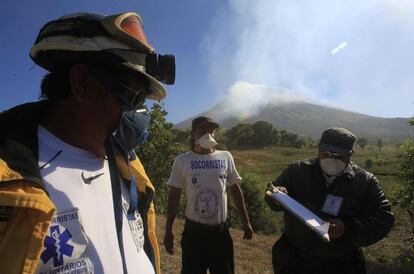 Rescatistas en el área de emergencia del volcán