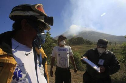 Rescatistas en el &aacute;rea de emergencia del volc&aacute;n