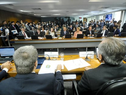 A comissão especial do impeachment de Dilma, nesta sexta-feira, dia em que o relatório de Antonio Anastasia (de costas, à esq.) foi aprovado.