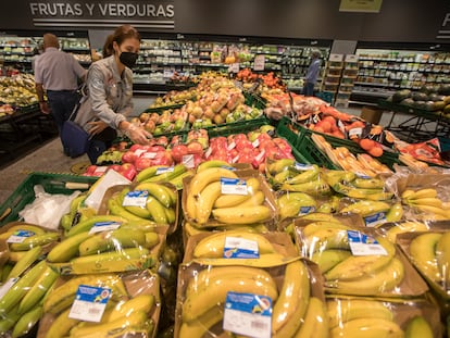 Frutas y verduras plastificadas para su venta en una gran superficie de Madrid.