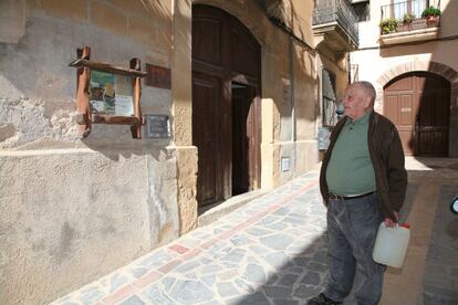En Francisco, un veí de Prat de Comte, davant de l'alberg.