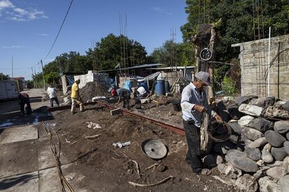 Casi todas las casas del pueblo han sido afectadas de una u otra forma. En los casos más graves, totalmente destruidas. Unas 40 personas permanecen todavía en el refugio que se improvisó en la escuela.