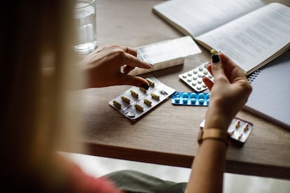Una mujer toma su medicación.