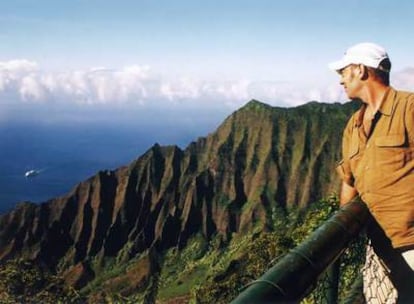 El autor, frente a los acantilados de la costa de Napali, en la isla hawaiana de Kauai.