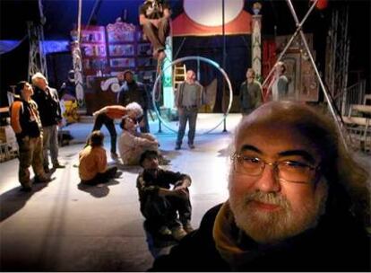 Rafael Pla, director del Circo Gran Fele, Premio Nacional de Circo 2008, ayer en Valencia junto a varios de los artistas.