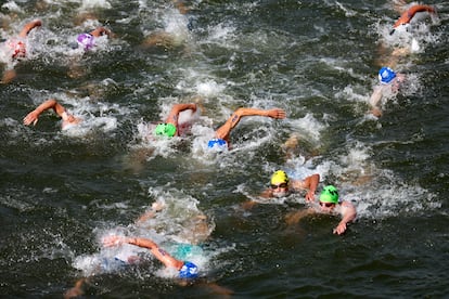 Los triatletas en el río Sena durante la prueba individual masculina, este miércoles en París.