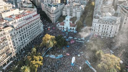 Los manifestantes inundan la Plaza de Mayo y las calles aledañas, este 23 de abril.