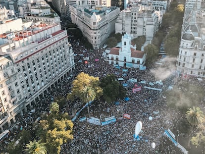 Estudiantes se manifiestan contra Javier Milei, en marzo de 2024.