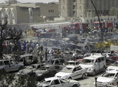 Imagen de la destrucción causada por el camión bomba que ha estallado junto al Ministerio iraquí de Exteriores.
