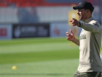 El entrenador del Atlético de Madrid, Diego Pablo Simeone, durante un entrenamiento este lunes en Madrid.
