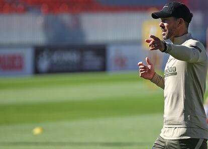 El entrenador del Atlético de Madrid, Diego Pablo Simeone, durante un entrenamiento este lunes en Madrid.