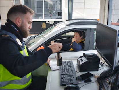 Control de DNI y pasaportes en la aduana entre España y Gibraltar.