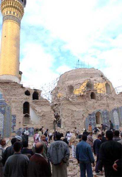 El templo del imán Ali Al-Hadi, tras la explosión.