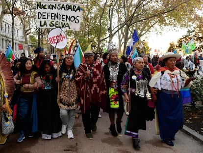 Um grupo de indígenas se dirige à manifestação desta sexta-feira em Madri para protestar pela mudança climática.