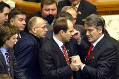 Diputados de Nueva Ucrania, el partido de Víktor Yúshenko, se dirigen al líder opositor tras la aprobación de la reforma de la ley electoral en el Parlamento de Kiev.