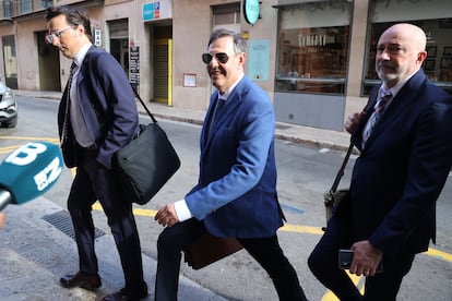 El juez Manuel Penalva (en el centro) y el fiscal Miguel Ángel Subirán (derecha), a su llegada a un juicio contra los investigados del caso Cursach, este viernes.