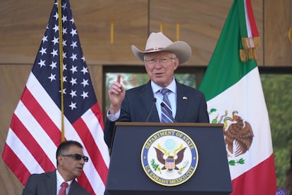 Ken Salazar da un discurso durante la inauguración de las instalaciones de la Embajada.