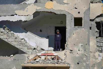 Un niño palestino observa los edificios dañados durante la guerra, este martes en Rafah.