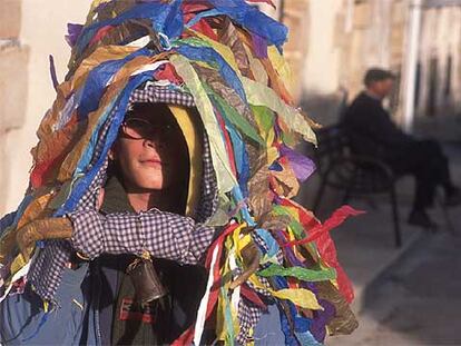 Un niño porta la curra, convertido en este personaje carnavalesco típico del pueblo de Hacinas, en la provincia de Burgos.