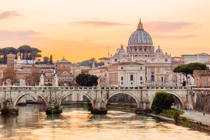 Vista panorámica de Roma al atardecer, con el río Tíber en primer plano.