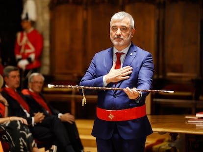 Jaume Collboni, el nuevo alcalde de Barcelona, con la vara de mando de la ciudad, este sábado en el pleno del Ayuntamiento.