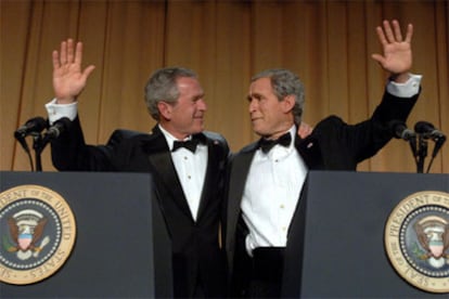 George W. Bush y su doble, Steve Bridges, saludan desde el estrado durante la cena de corresponsales.