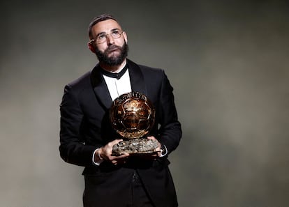 Karim Benzema recibe el Balón de Oro en París (Francia), el 17 de octubre de 2022. 