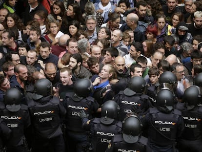 Agents antidisturbis de la Policia Nacional formen un cordó de seguretat als voltants del col·legi Ramón Llull de Barcelona.
