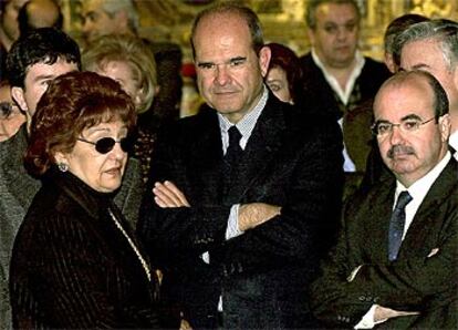 Numerosos representantes del mundo de la política han estado presentes en el adiós al artista, como el presidente de la Junta, Manuel Chaves, que acudió acompañado del consejero de la Presidencia, Gaspar Zarrías, y el portavoz del Gobierno andaluz, Enrique Cervera.