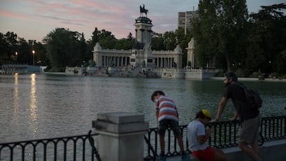 El estanque del parque del Retiro de Madrid al atardecer.