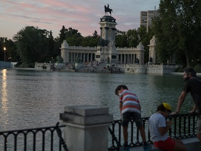 El estanque del parque del Retiro de Madrid, este sábado al atardecer.