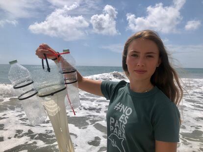 Olivia Mandle con la Jelly Cleaner, una herramienta diseñada por ella con material reciclado para limpiar la superficie del mar de microplásticos, en la playa del Prat de Llobregat (Barcelona).