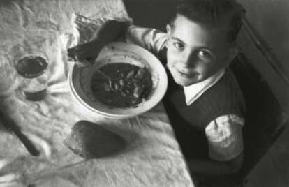 'La hora de la comida en casa de Valentin Vega' (Gijón, 1943).