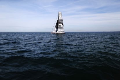 Un velero en una travesía en la costa de Le Havre, Francia.