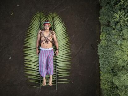 Este joven tiene una solución para evitar la llegada de una carretera a su pueblo en el Amazonas ecuatoriano  conectar con barcas que usen energía limpia hasta nueve comunidades del territorio achuar. Su historia es la octava de la serie  Rainforest Defenders  sobre líderes que luchan por la conservación de la selva