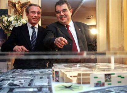 Vicente Soriano, a la izquierda, junto a Juan Soler, junto a una de las maquetas que concurrieron al concurso del nuevo campo del Valencia CF.