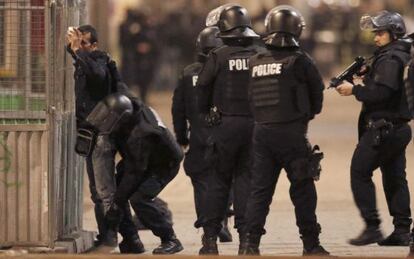 La policia escorcolla un resident a Saint-Denis