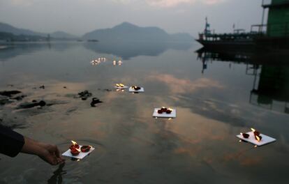 Habitantes de Gauhati (India) depositan velas sobre el río Brahmaputra.