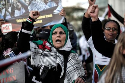 Una mujer gesticula durante una protesta a favor de los palestinos frente al consulado estadounidense en Johannesburgo, Sudáfrica.  